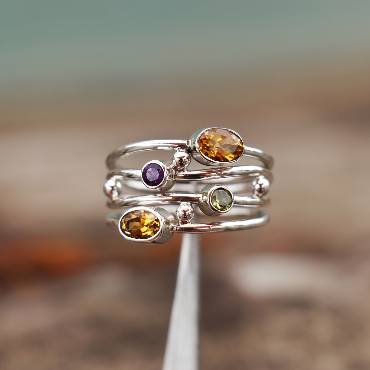 Anillo bohemio apilable con piedras multicolores