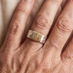 Anillo artesanal llamativo de alambre martillado de plata y oro