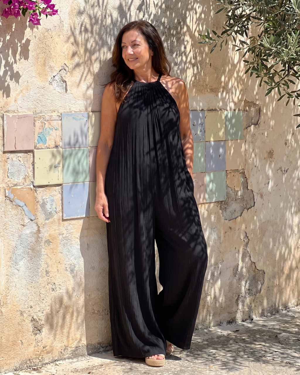Sylvara | Mono holgado de pierna ancha con cuello halter plisado