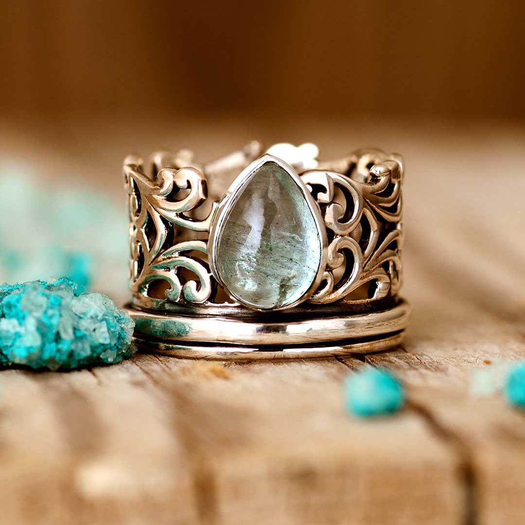 Elegante anillo de plata con aguamarina en forma de lágrima y función antiestrés