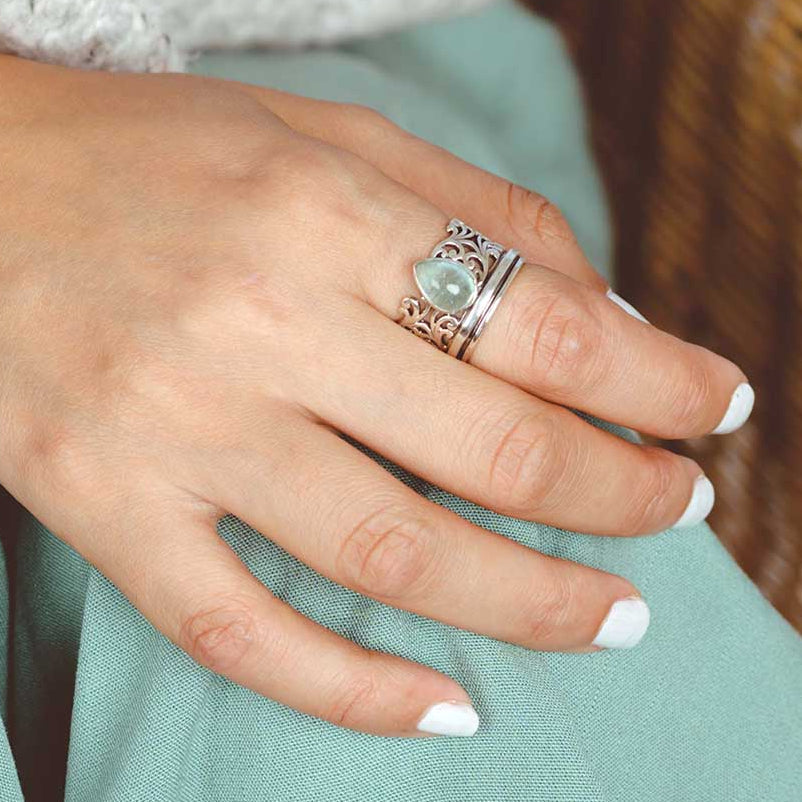 Elegante anillo de plata con aguamarina en forma de lágrima y función antiestrés