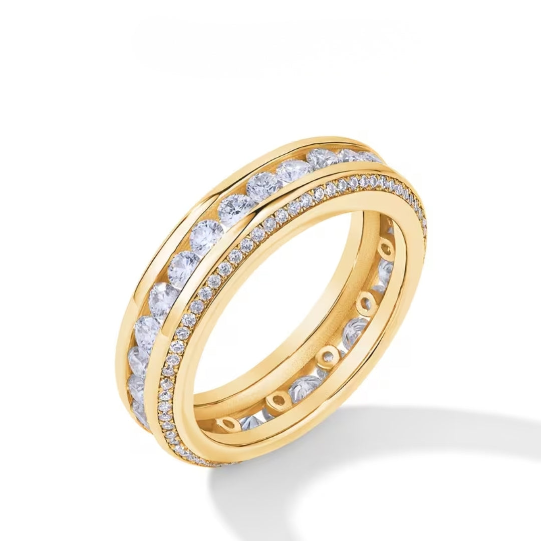 Anillo dorado con sendero de circonitas