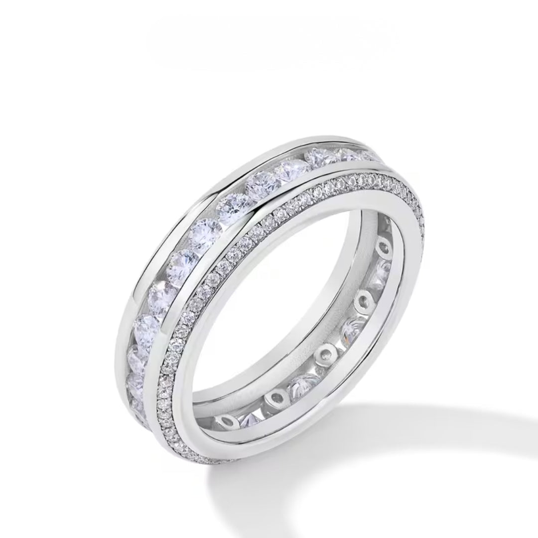 Anillo dorado con sendero de circonitas