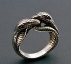 Anillo vintage de plata con diseño de cuello de serpiente