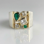 Anillo clásico de cara ancha con circonitas blancas y verdes
