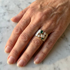Anillo clásico de cara ancha con circonitas blancas y verdes