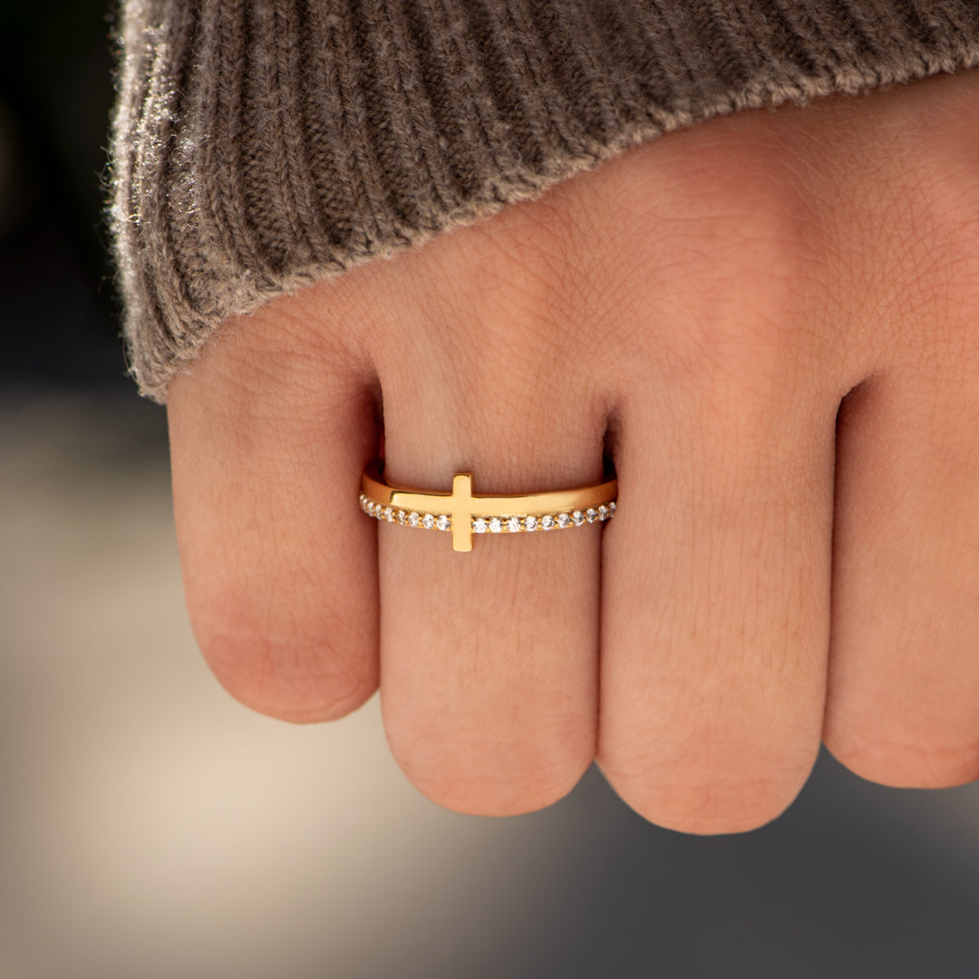 Anillo dorado con cruz cristiana inspirada en la fe y pavé