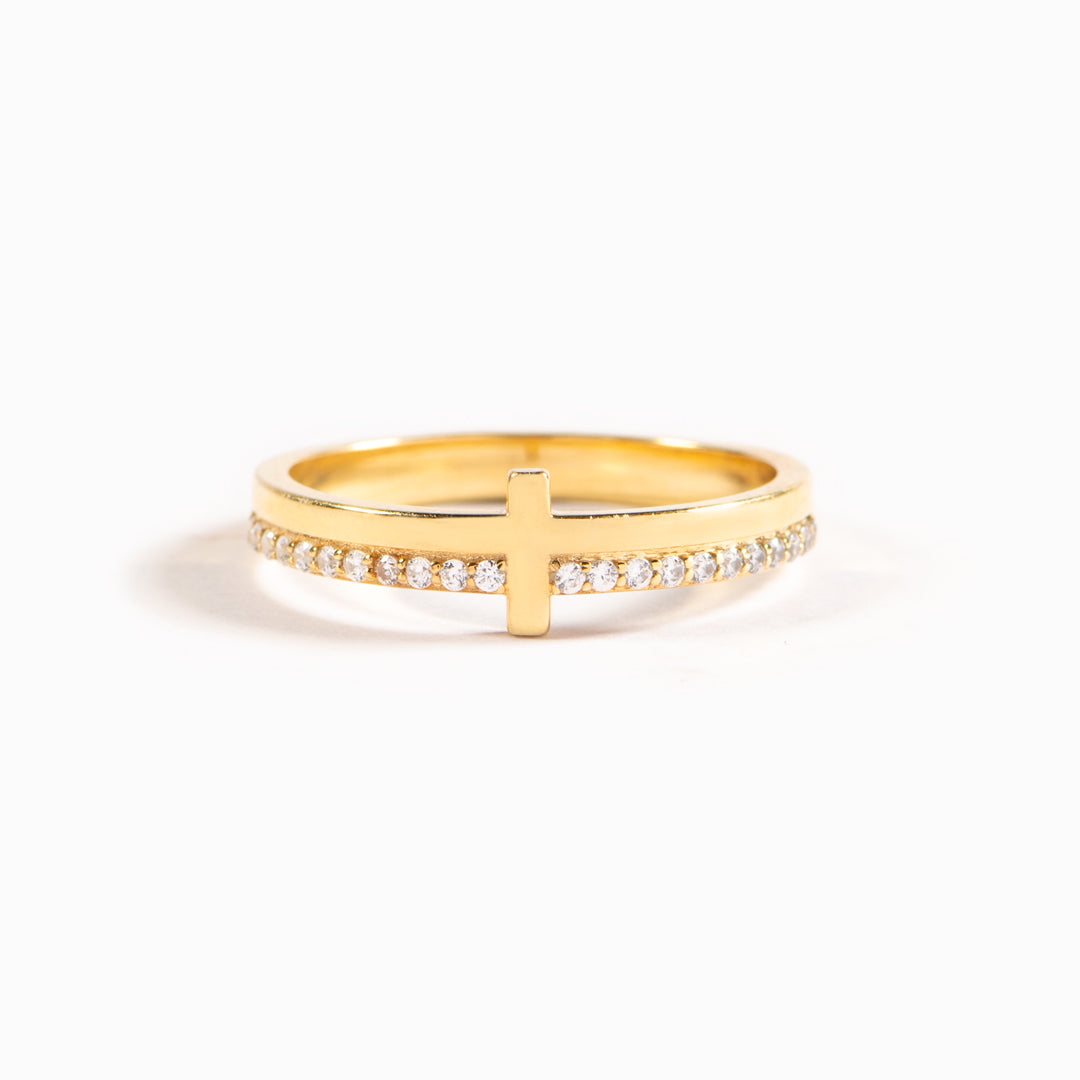 Anillo dorado con cruz cristiana inspirada en la fe y pavé