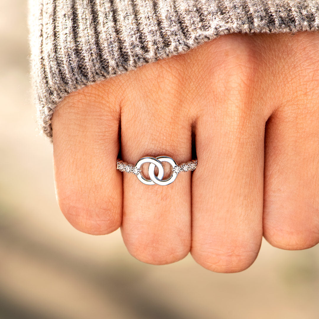 Anillo entrelazado de pavé para madre e hija, unidas para siempre