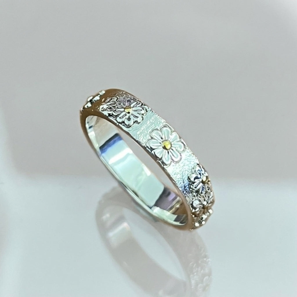 Anillo de banda con diseño de margarita y volutas