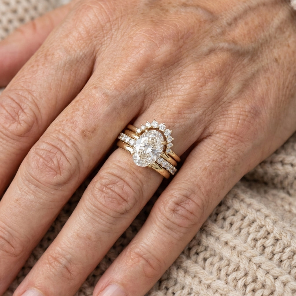Anel elegante de estilo europeu, com zircónias e diamantes em camadas