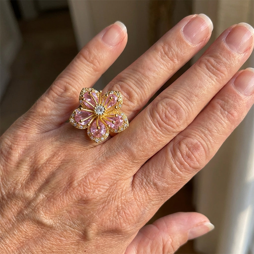 Elegante anillo de flor con circonita rosa chapado en oro
