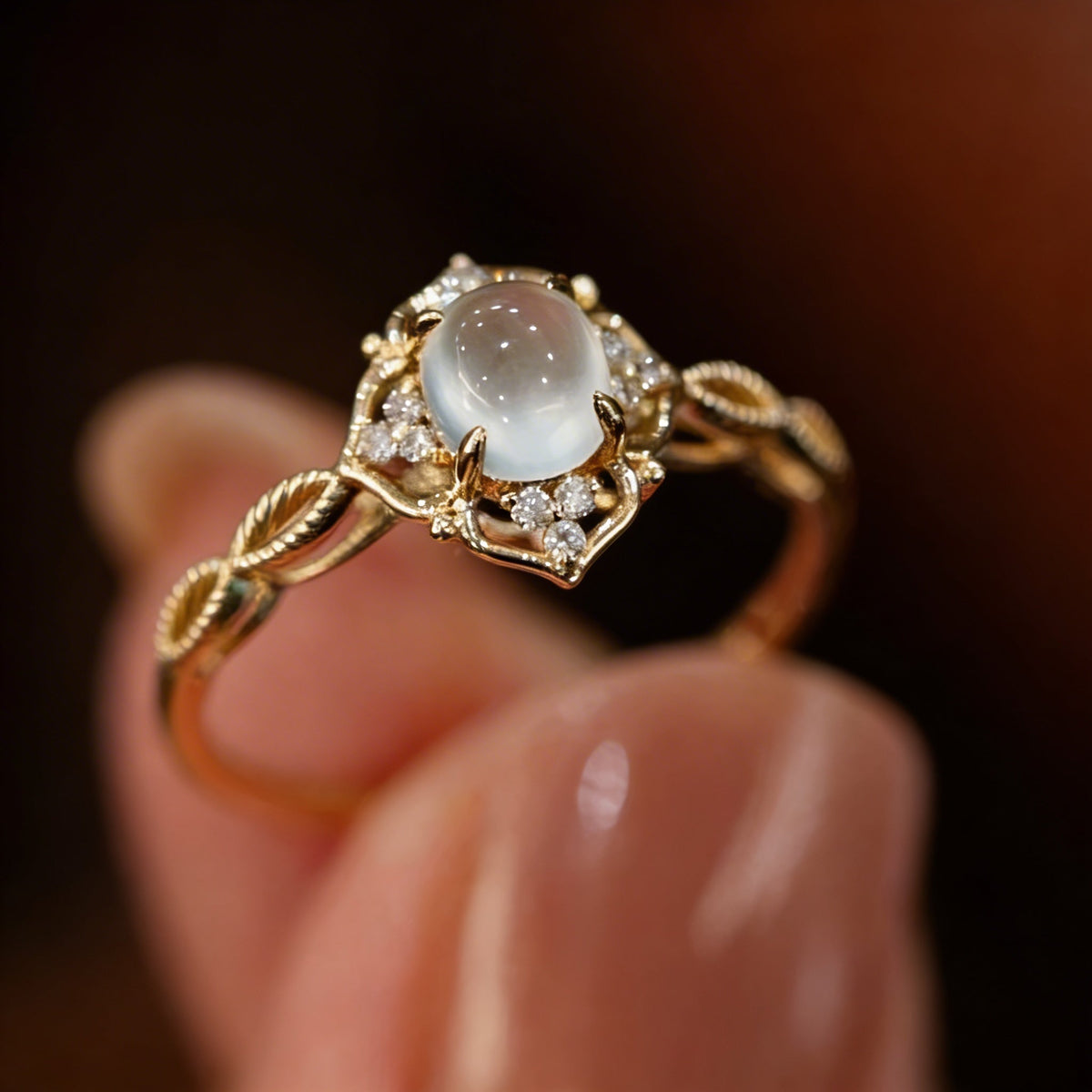 Elegante anillo de piedra lunar ojo de gato con flor hueca