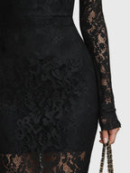Monica | Vestido comprido elegante de renda com cauda de sereia