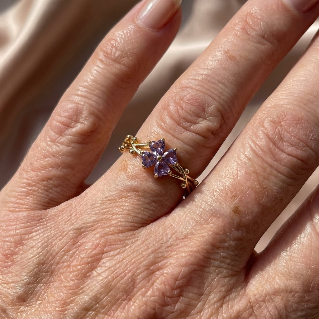 Elegante anillo abierto morado de trébol de cuatro hojas con circonitas