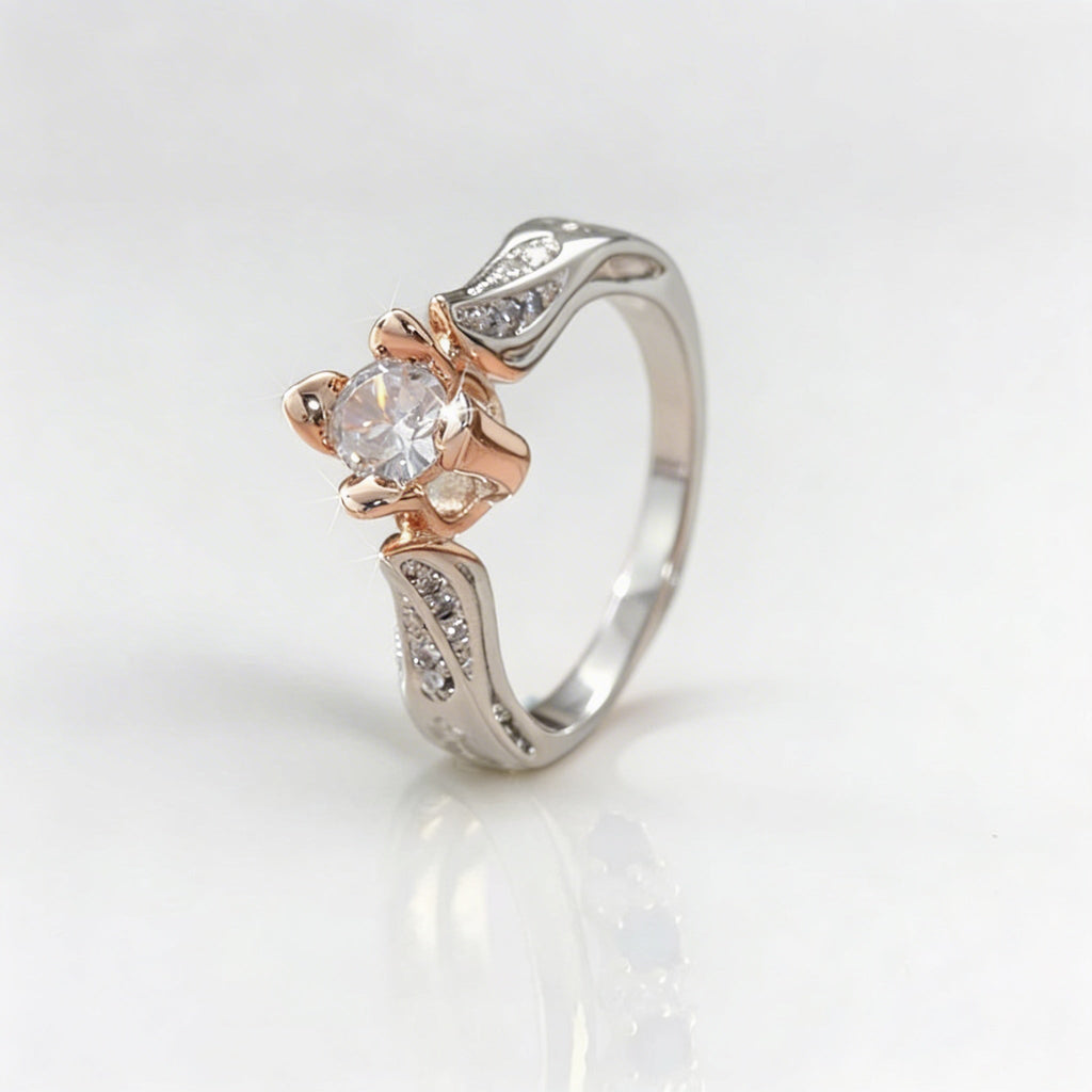 Elegante anillo de flor de dos tonos, chapado en plata, con circonitas engastadas