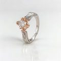 Elegante anillo de flor de dos tonos, chapado en plata, con circonitas engastadas