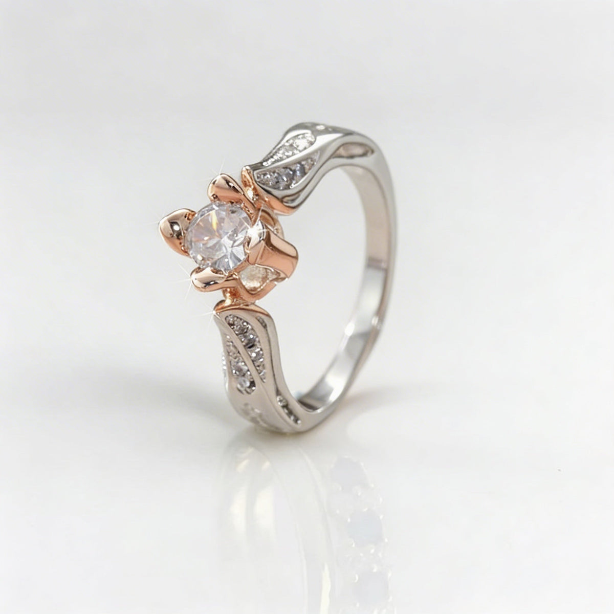 Elegante anillo de flor de dos tonos, chapado en plata, con circonitas engastadas