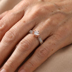 Elegante anillo de flor de dos tonos, chapado en plata, con circonitas engastadas