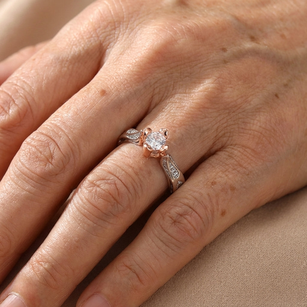 Elegante anillo de flor de dos tonos, chapado en plata, con circonitas engastadas