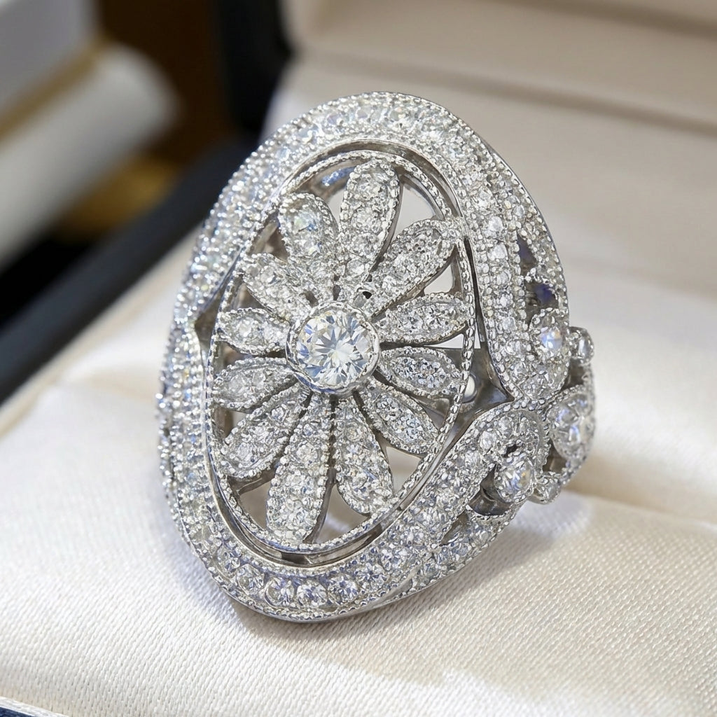 Elegante anillo vintage de girasol brillante completamente cubierto de circonitas