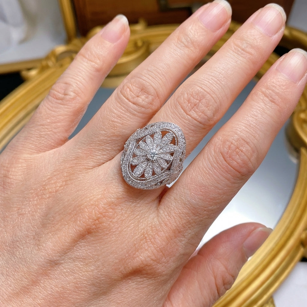 Elegante anillo vintage de girasol brillante completamente cubierto de circonitas