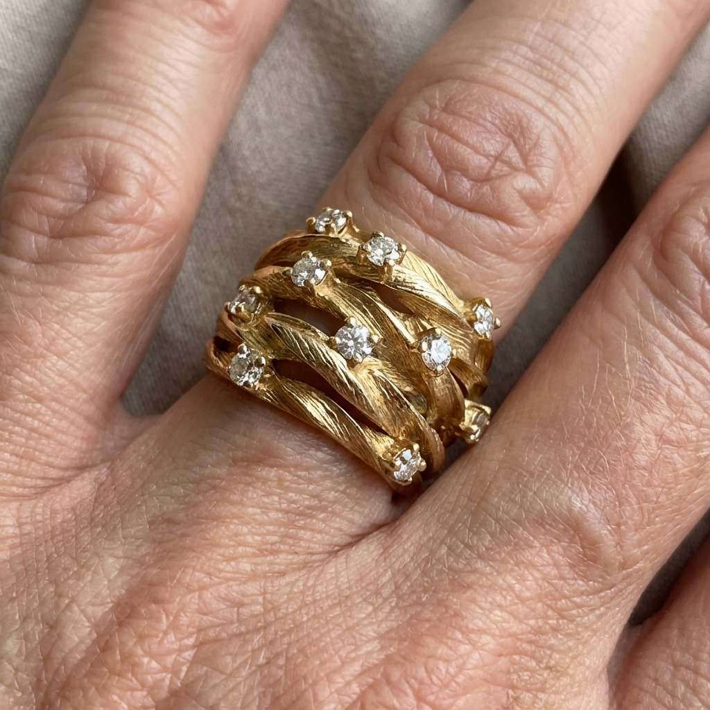Elegante anillo de banda con circonitas, en forma de estrella dorada y enredadera sinuosa
