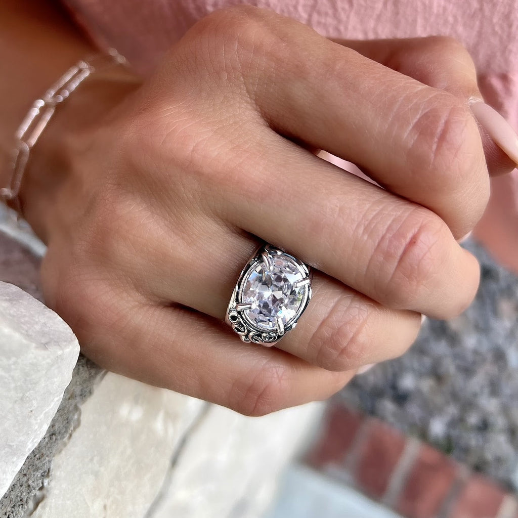 Anillo vintage de plata con una sola piedra llamativa