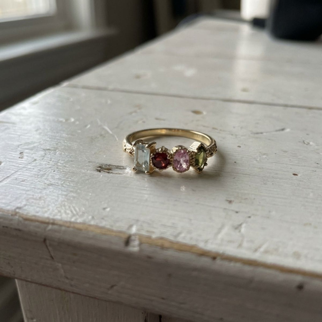 Anillo floral vintage chapado en oro con múltiples piedras preciosas