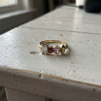Anillo floral vintage chapado en oro con múltiples piedras preciosas