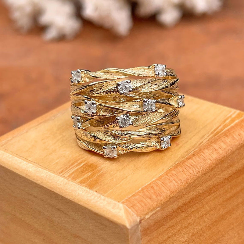 Elegante anillo de banda con circonitas, en forma de estrella dorada y enredadera sinuosa