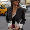 Conjunto de terno e vestido com detalhes de renda Lydia