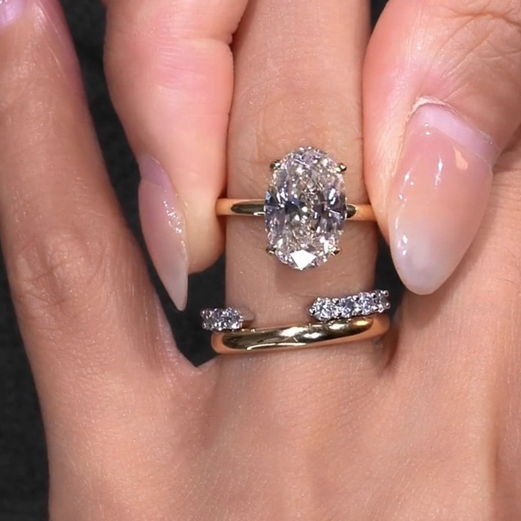 Anel elegante de estilo europeu, com zircónias e diamantes em camadas