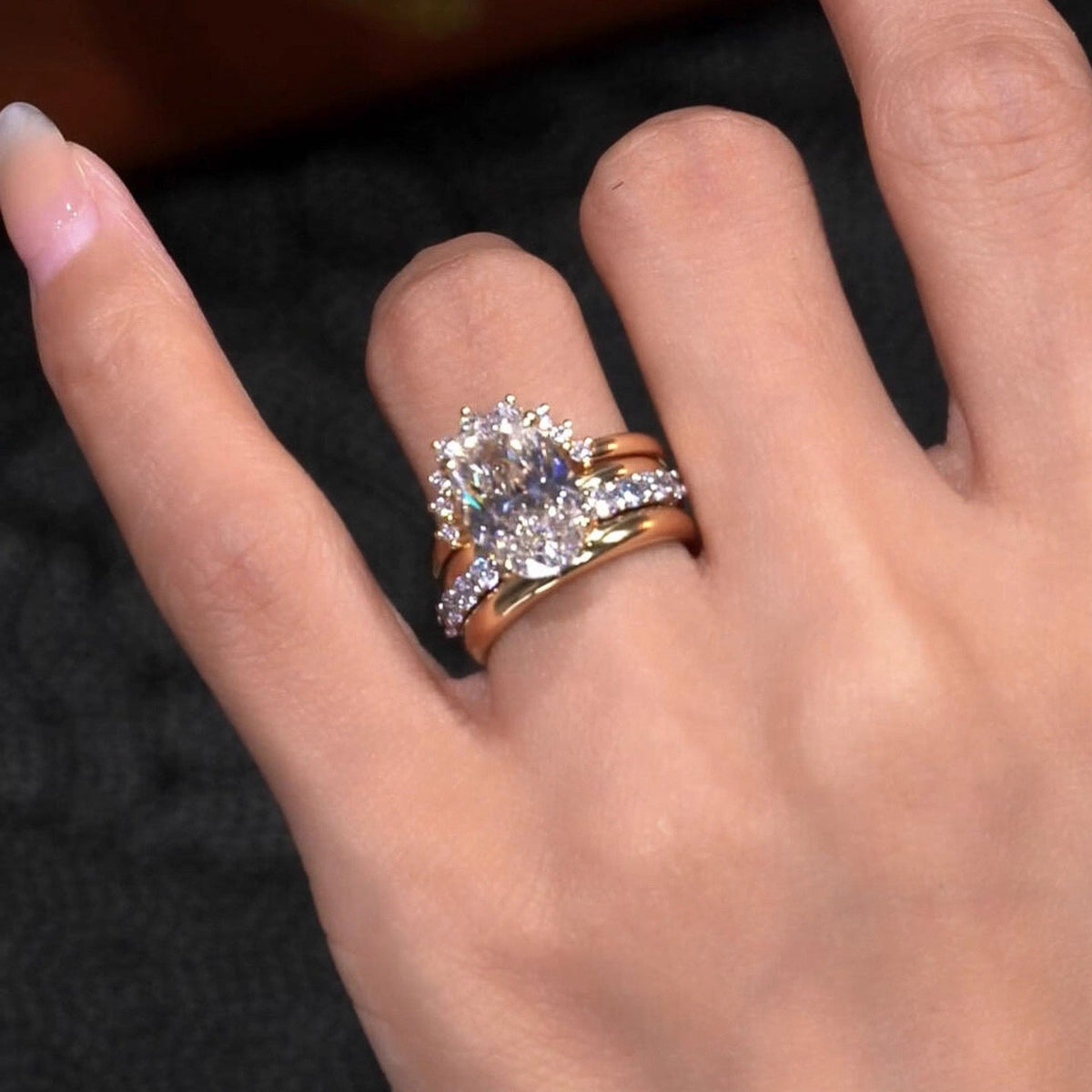 Anel elegante de estilo europeu, com zircónias e diamantes em camadas