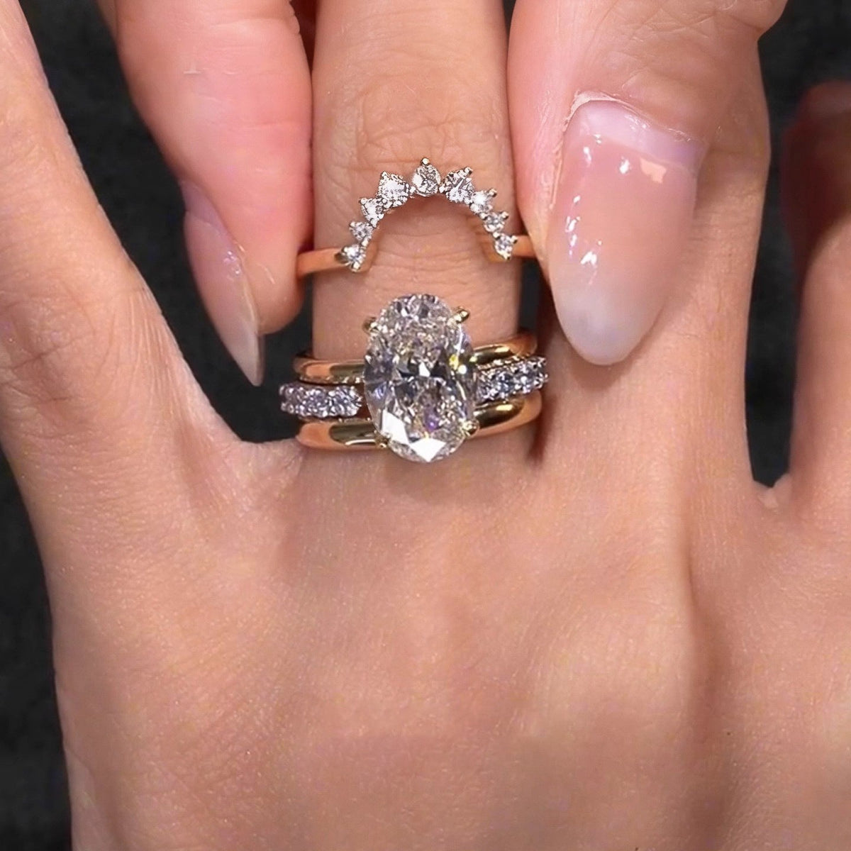 Anel elegante de estilo europeu, com zircónias e diamantes em camadas
