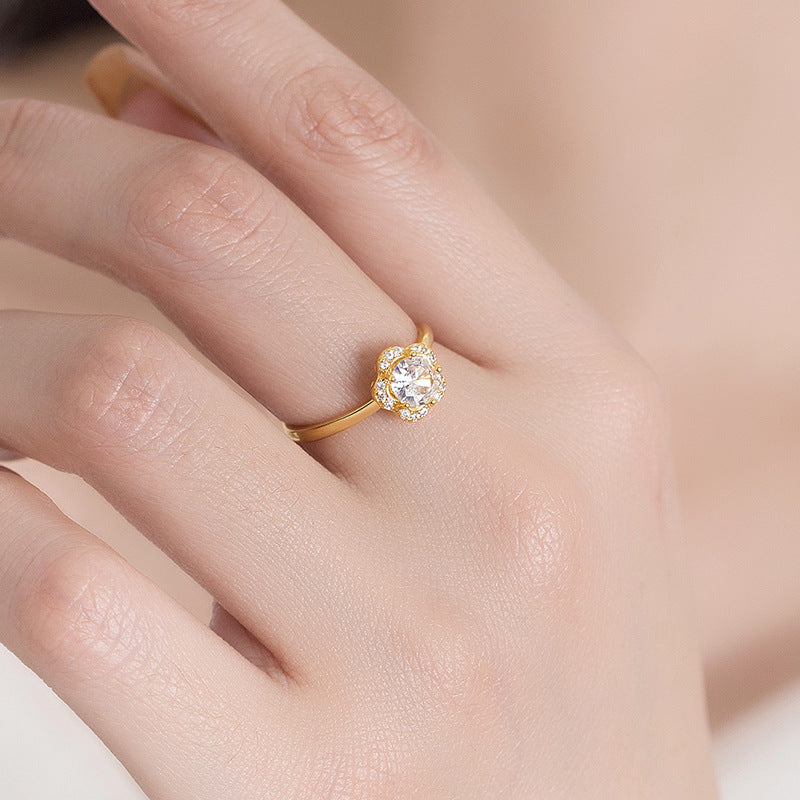 Anillo de oro con zirconia brillante en forma de flor