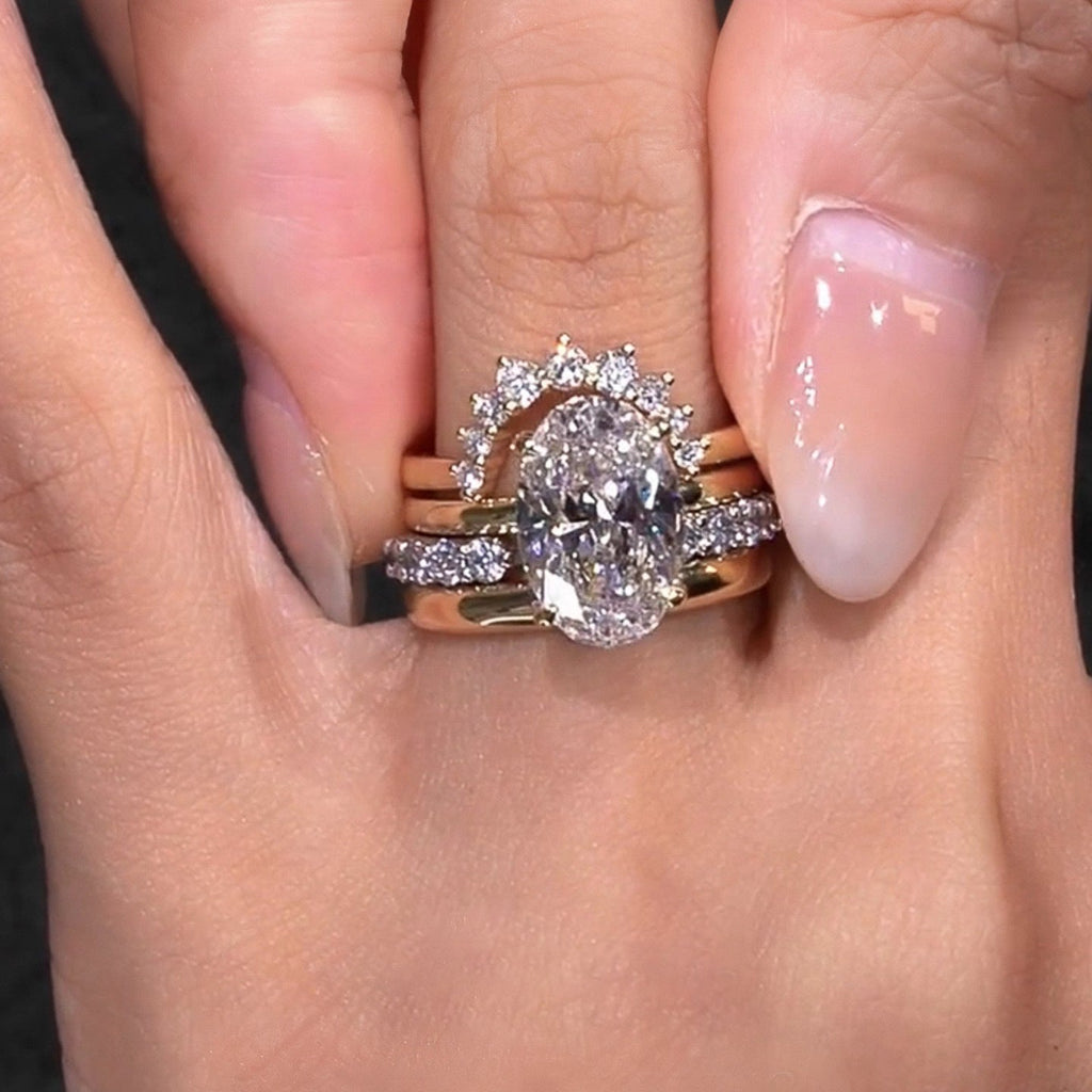 Anel elegante de estilo europeu, com zircónias e diamantes em camadas