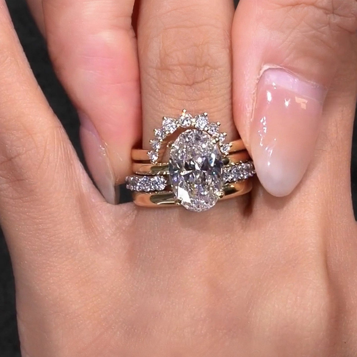 Anel elegante de estilo europeu, com zircónias e diamantes em camadas