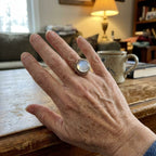 Anillo vintage de piedra lunar redondeada con diseño floral