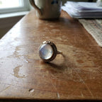 Anillo vintage de piedra lunar redondeada con diseño floral