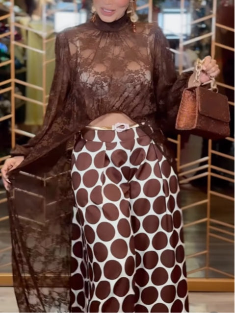 Conjunto de top tipo bata de encaje y pantalones de lunares Sienna