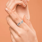 Anillo de circonia cúbica en forma de corazón con diseño de infinito