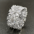 Anel largo e elegante de diamante com conjunto floral de zircónias