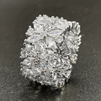Anel largo e elegante de diamante com conjunto floral de zircónias
