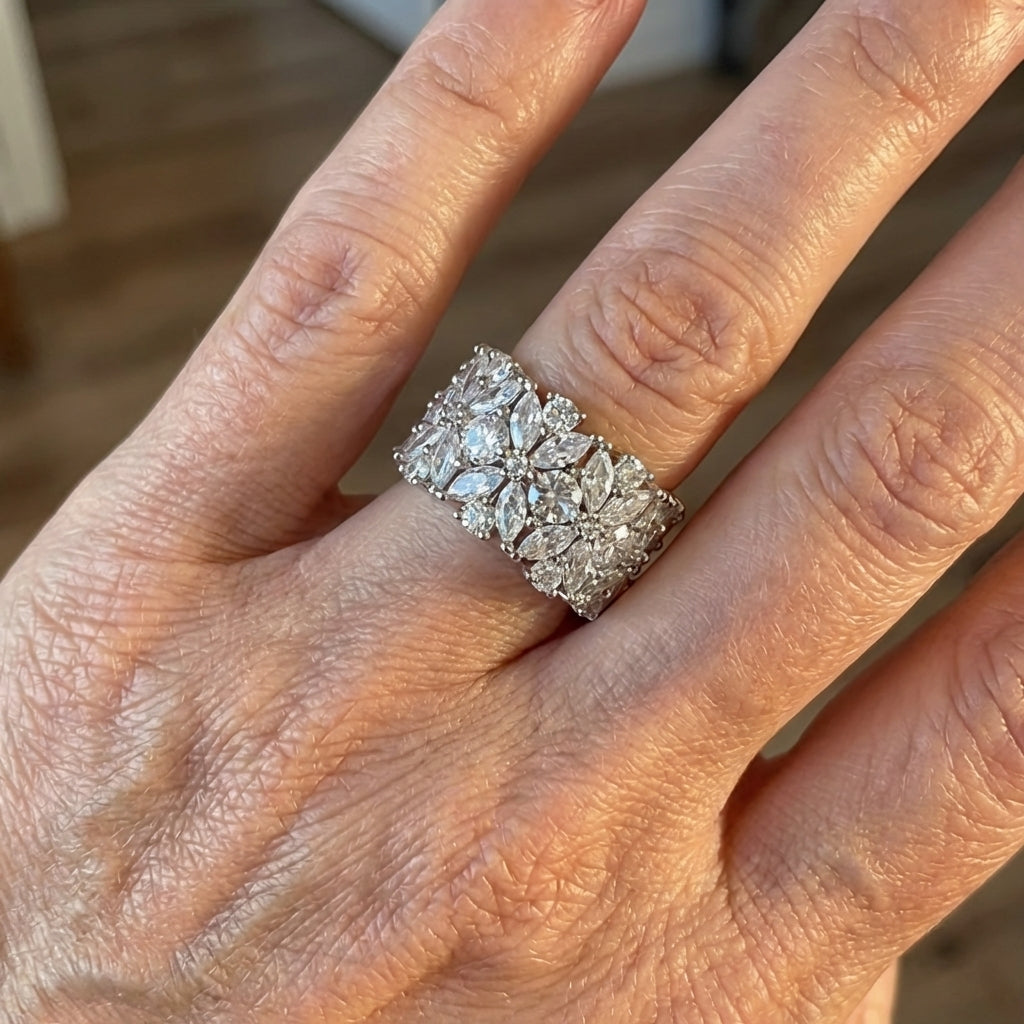 Anel largo e elegante de diamante com conjunto floral de zircónias