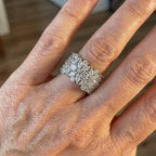Anel largo e elegante de diamante com conjunto floral de zircónias