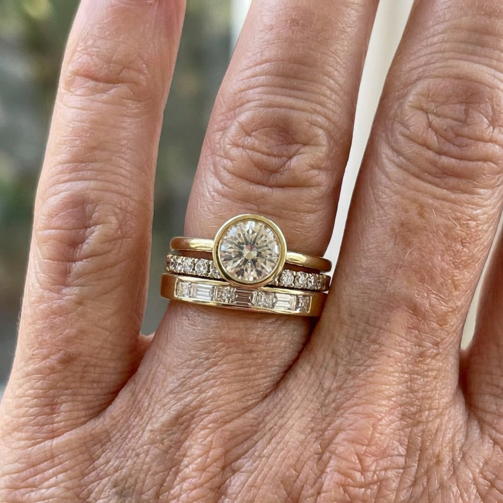 Juego de anillos vintage dorados con circonitas redondas brillantes