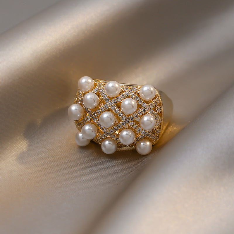 Anillo vintage de perla en cúpula con racimo