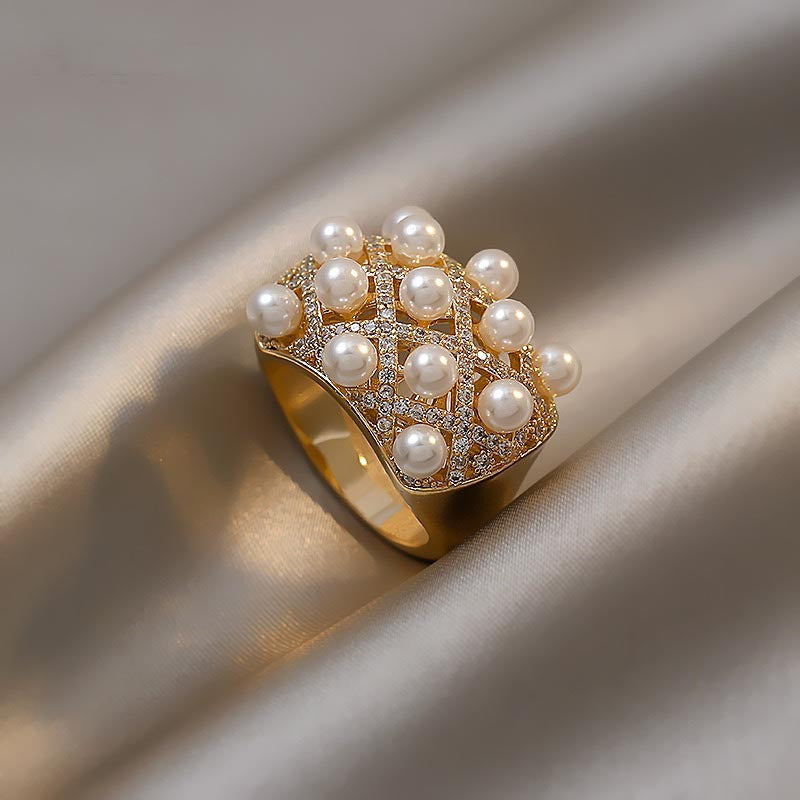 Anillo vintage de perla en cúpula con racimo
