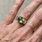 Anillo vintage de plata martillada con esmeralda verde y oro